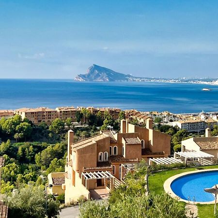 칼페 Charming Townhouse With Sea Views & Pool In Altea 빌라 외부 사진
