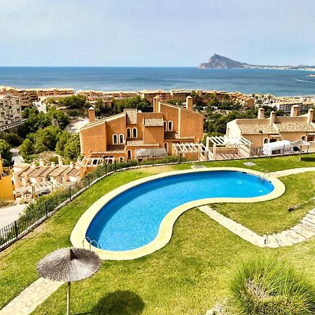 칼페 Charming Townhouse With Sea Views & Pool In Altea 빌라 외부 사진