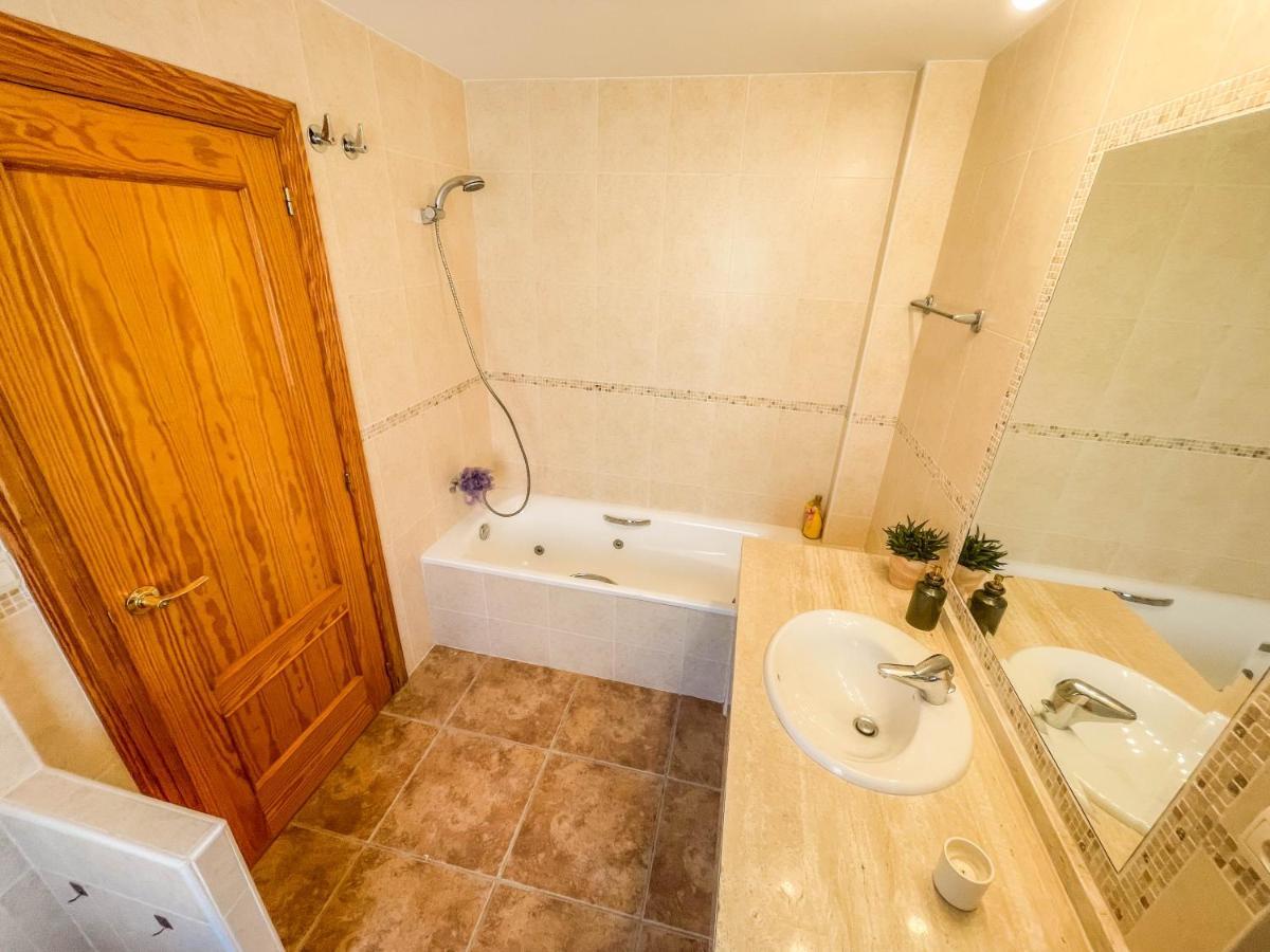 칼페 Charming Townhouse With Sea Views & Pool In Altea 빌라 외부 사진