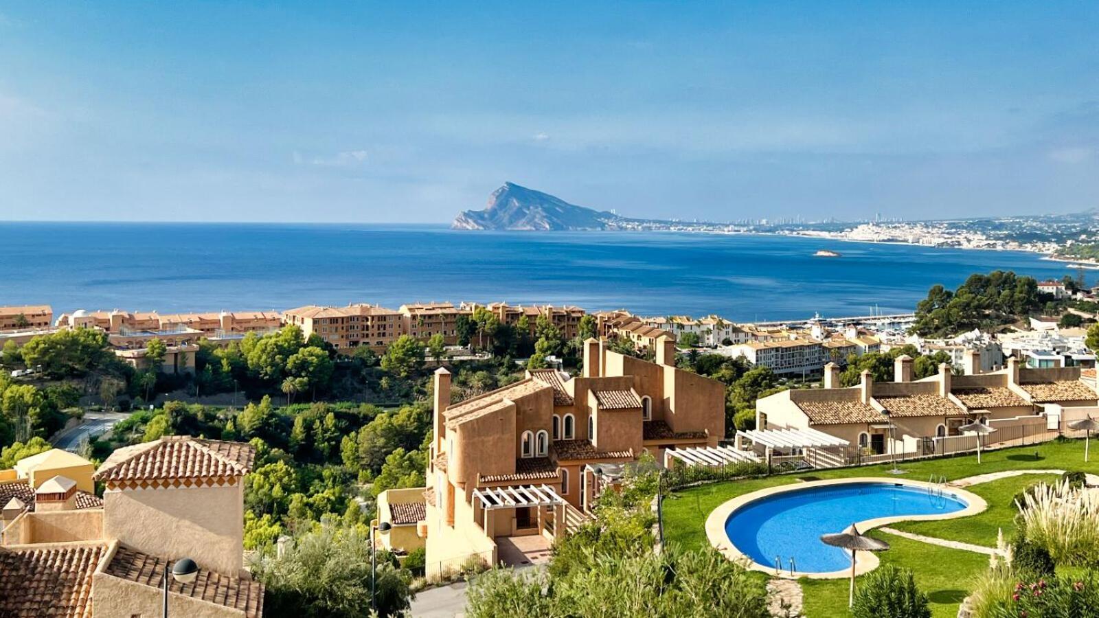 칼페 Charming Townhouse With Sea Views & Pool In Altea 빌라 외부 사진
