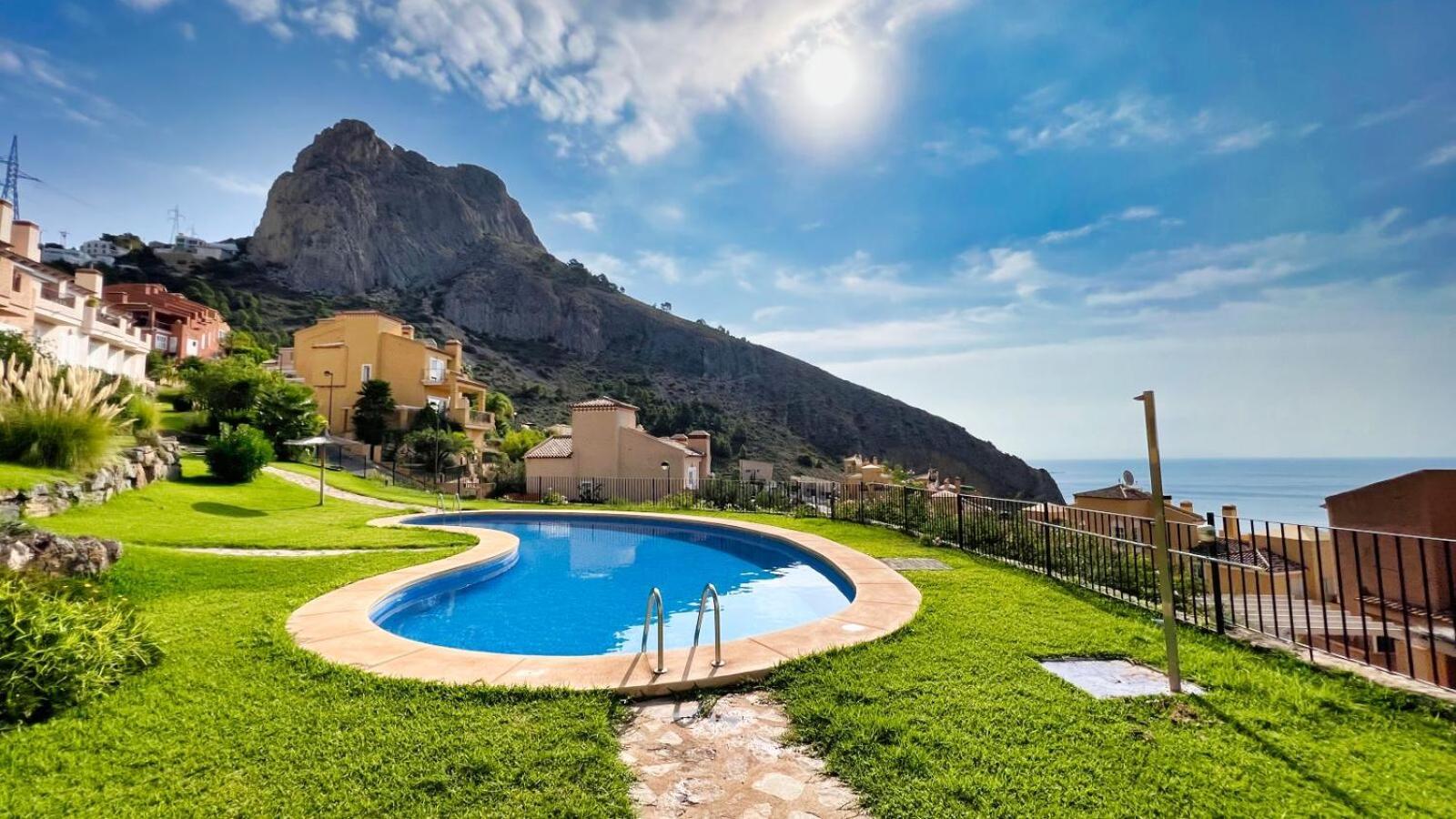 칼페 Charming Townhouse With Sea Views & Pool In Altea 빌라 외부 사진